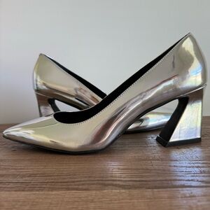 Vince Camuto - Women’s Hailenda Flare Pump in Silver size 9.5
